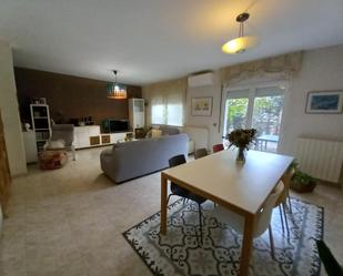 Sala d'estar de Casa o xalet en venda en Girona Capital amb Aire condicionat, Terrassa i Balcó