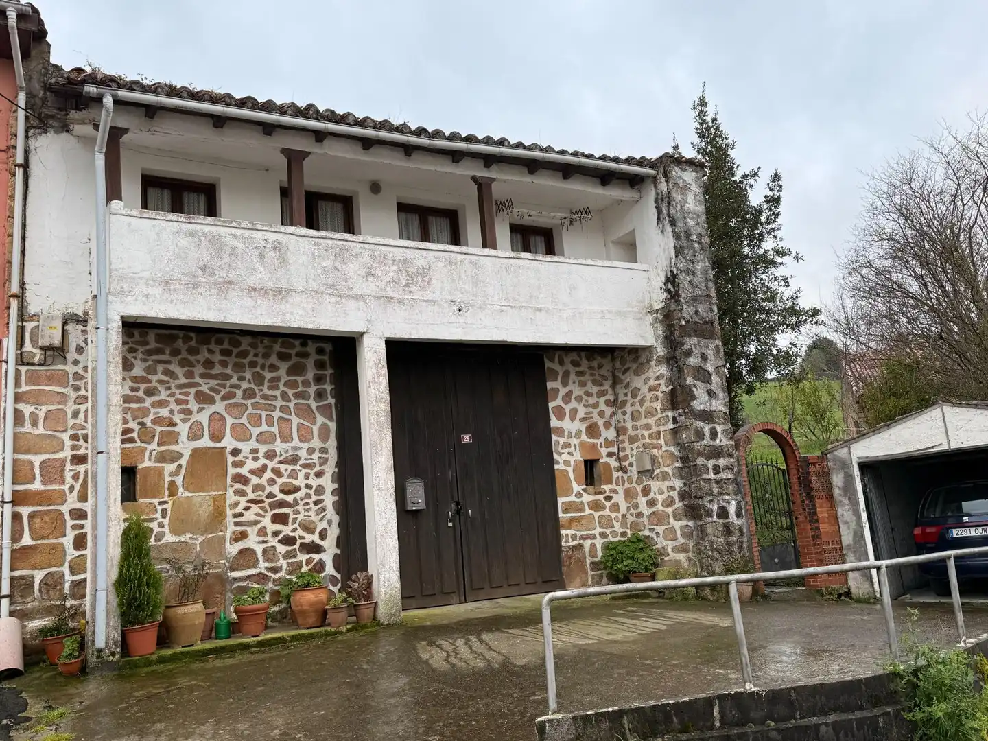 Außenansicht von Einfamilien-Reihenhaus zum Verkauf in Rasines mit Privatgarten, Terrasse und Abstellraum
