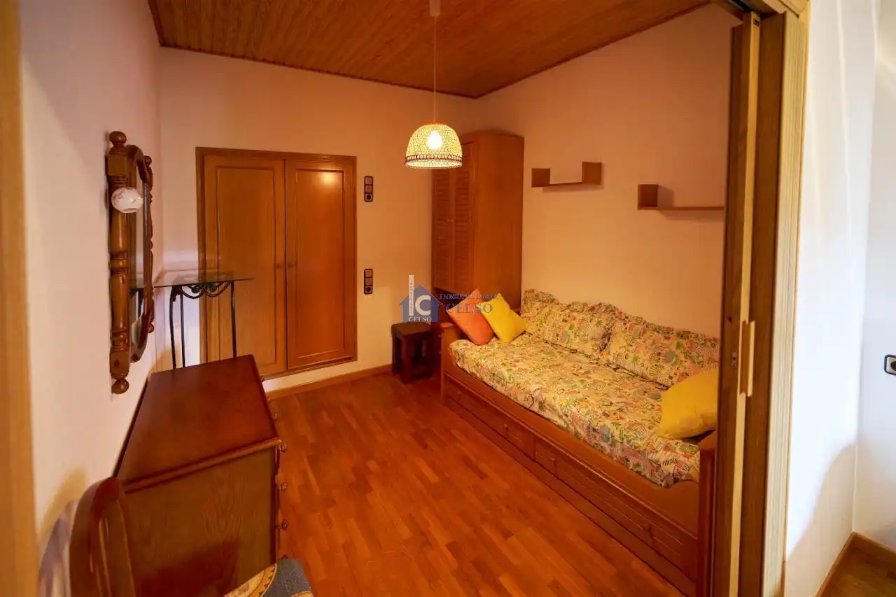 Dormitori de Casa o xalet en venda en Ourense Capital  amb Calefacció, Jardí privat i Traster
