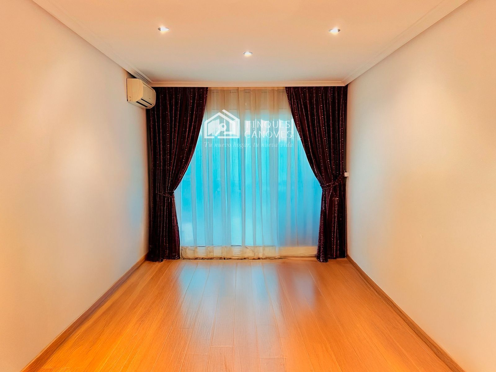 Bedroom of Flat for sale in Girona Capital  with Air Conditioner, Heating and Parquet flooring