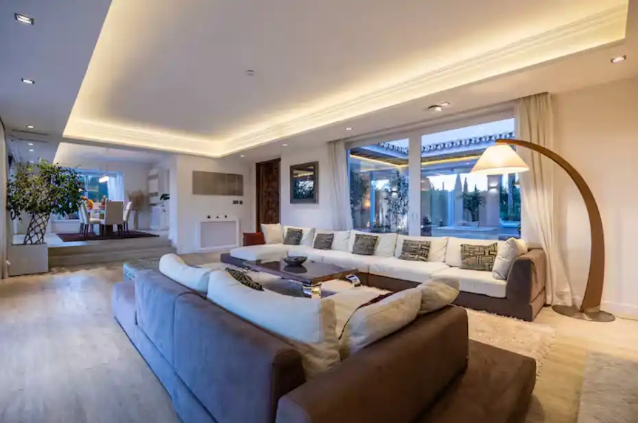 Sala d'estar de Casa o xalet de lloguer en Marbella amb Aire condicionat, Jardí privat i Terrassa