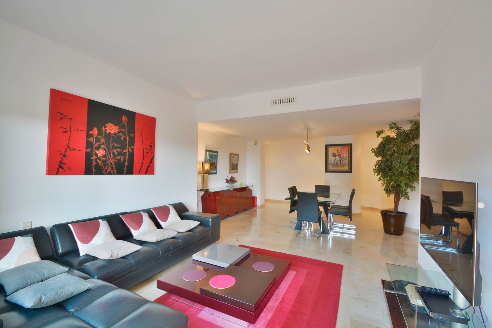 Living room of Apartment for sale in Marbella  with Heating, Private garden and Community pool