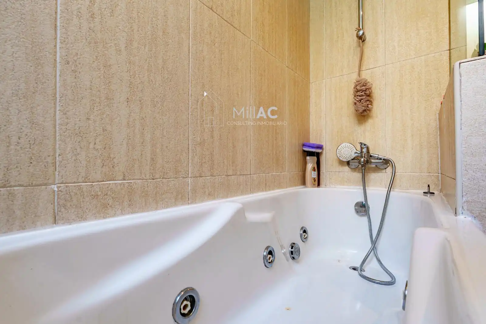 Baño de Casa adosada en venta en Madrid con Aire acondicionado, Calefacción y Jardín privado