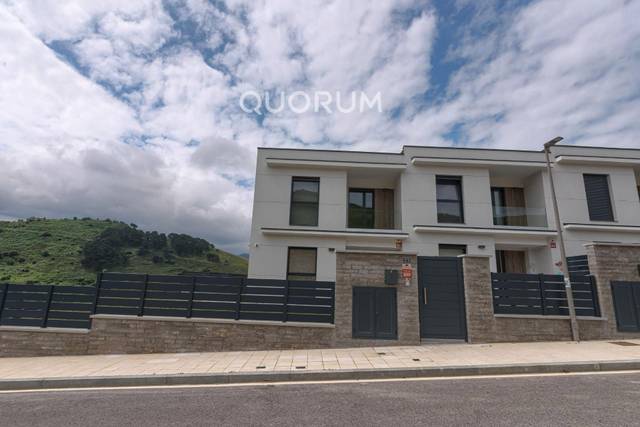 Casa adosada en Venta en Zierbena