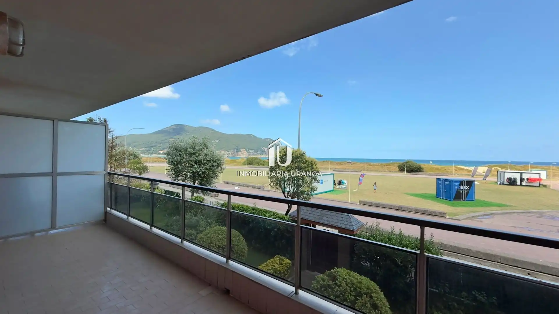 Vista exterior de Piso en venta en Laredo con Calefacción, Terraza y Piscina comunitaria