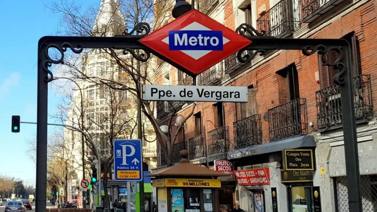 Vista exterior de Local en traspaso en Madrid con Aire acondicionado, Calefacción y Amueblado