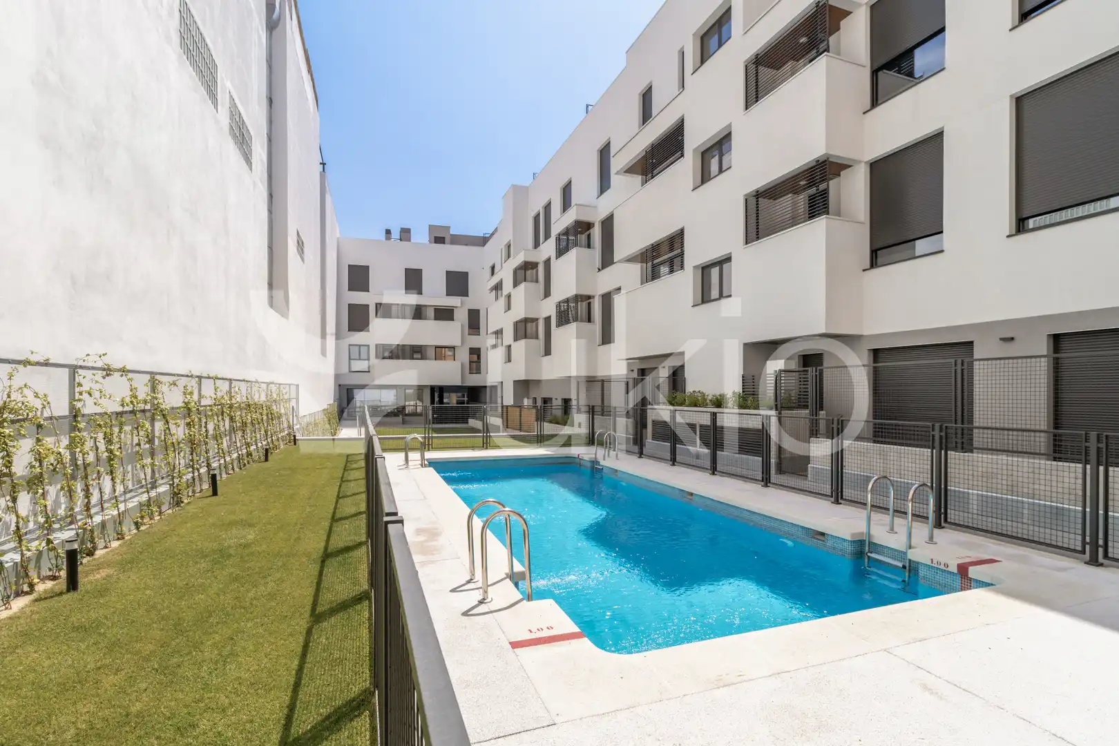 Piscina de Apartament de lloguer en Madrid amb Aire condicionat, Calefacció i Terrassa