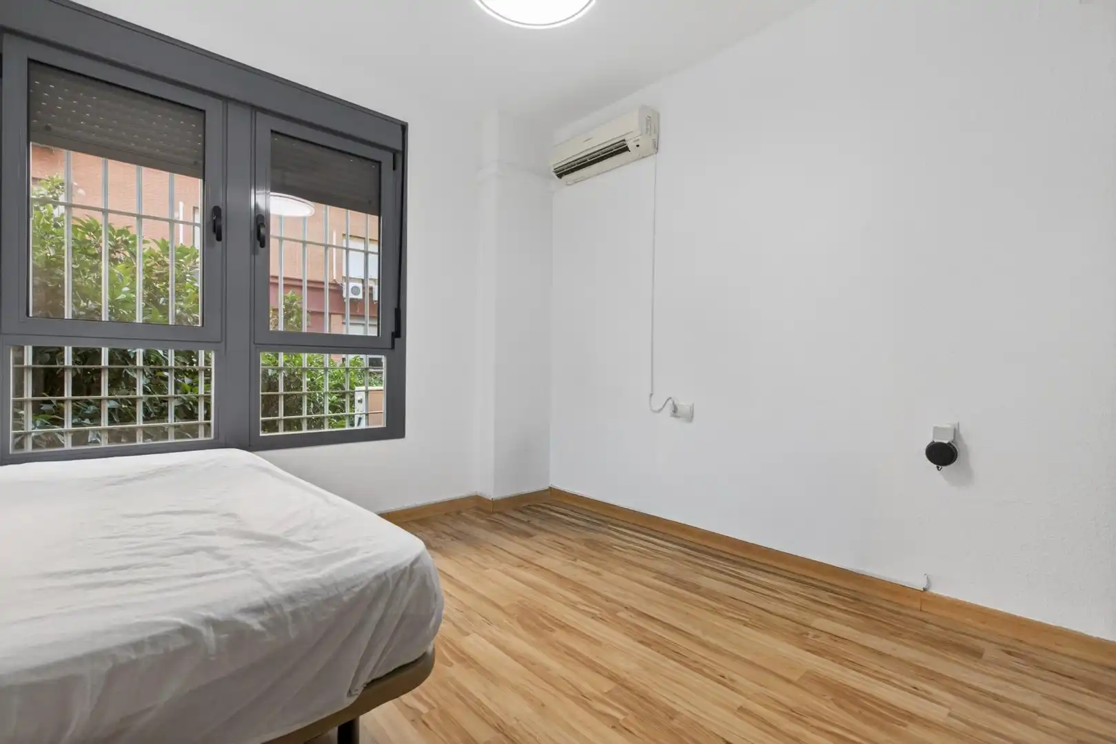 Habitación de Piso en venta en Sevilla con Aire acondicionado, Terraza y Piscina comunitaria