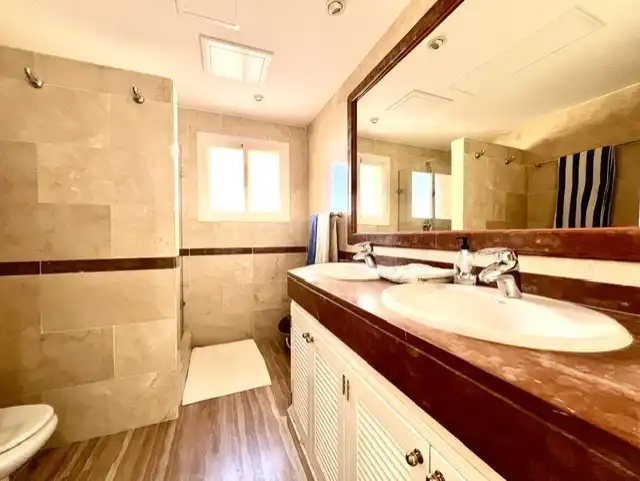 Badezimmer von Dachboden zum Verkauf in Marbella mit Klimaanlage, Heizung und Terrasse