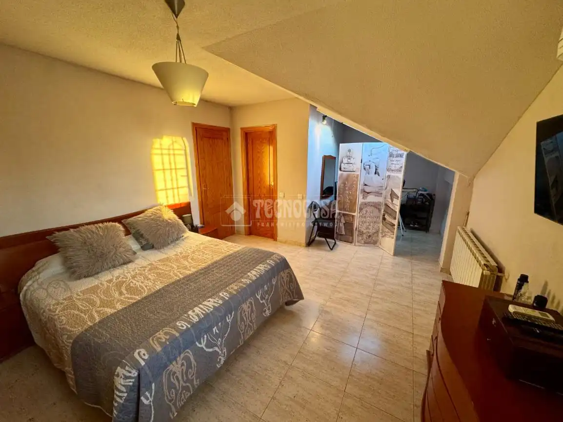 Habitación de Casa adosada en venta en Villanueva de la Torre con Aire acondicionado