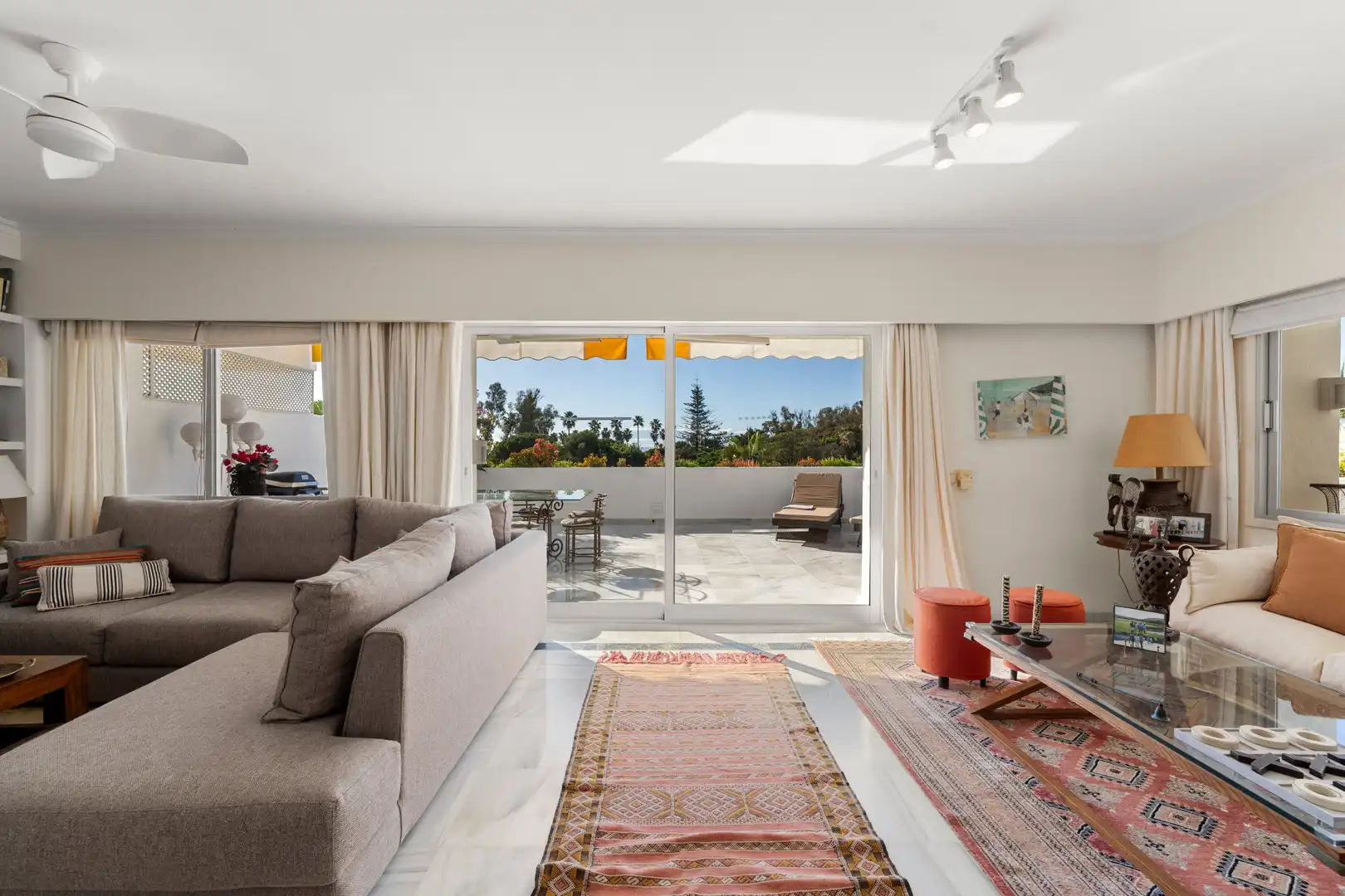 Sala d'estar de Apartament en venda en Marbella amb Calefacció, Terrassa i Piscina
