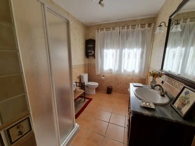 Bany de Casa o xalet en venda en Valdastillas amb Aire condicionat, Calefacció i Terrassa
