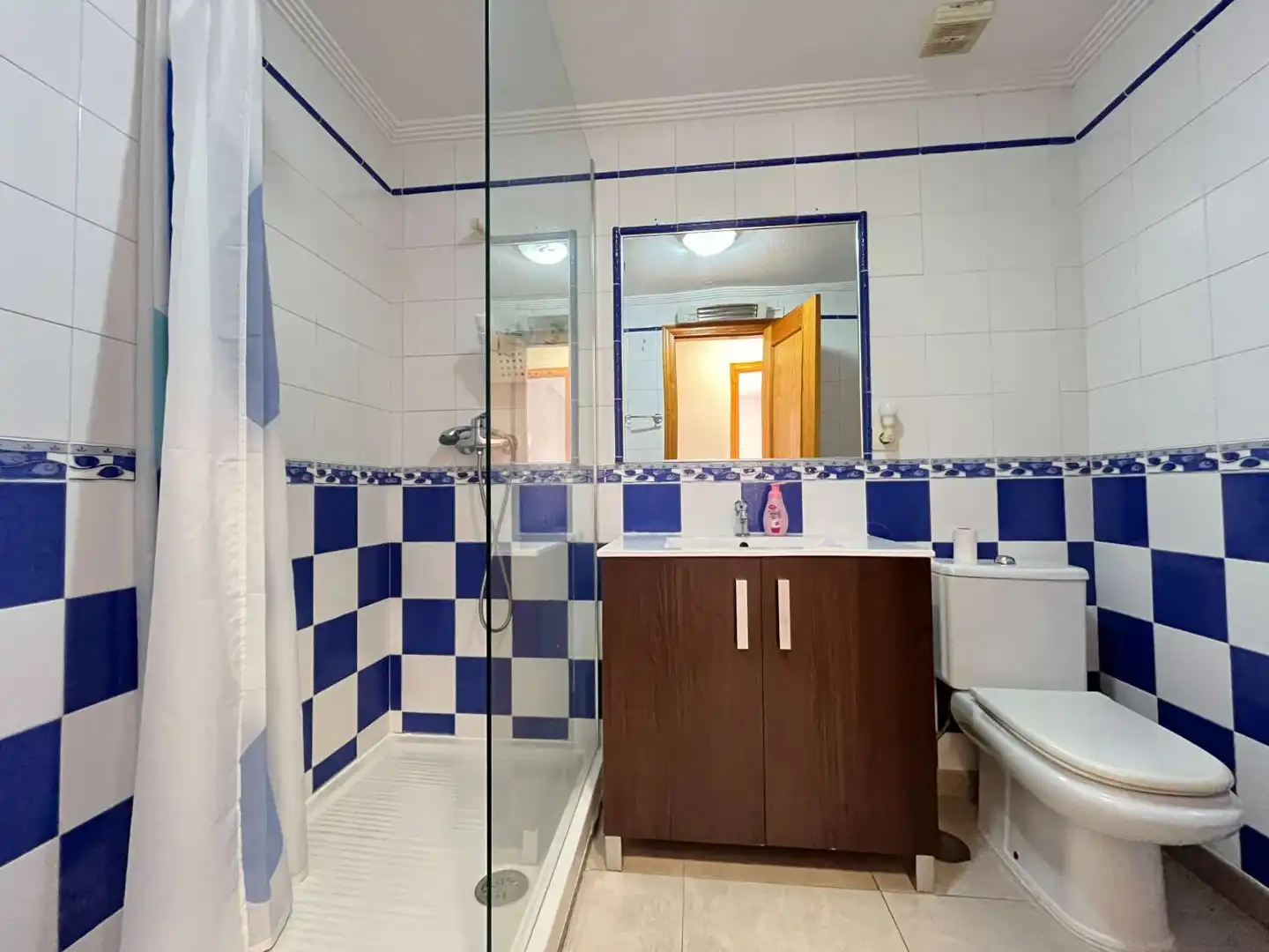 Badezimmer von Wohnungen zum Verkauf in Orihuela mit Klimaanlage, Schwimmbad und Möbliert
