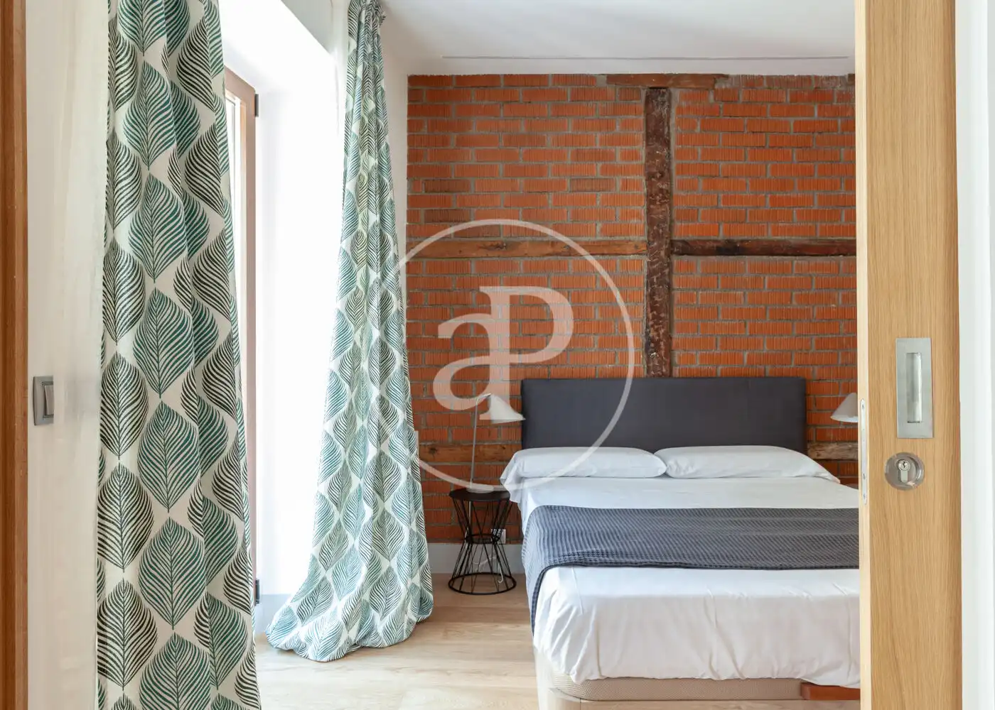 Flat for rent in Calle de Sta. María, Cortes - Huertas