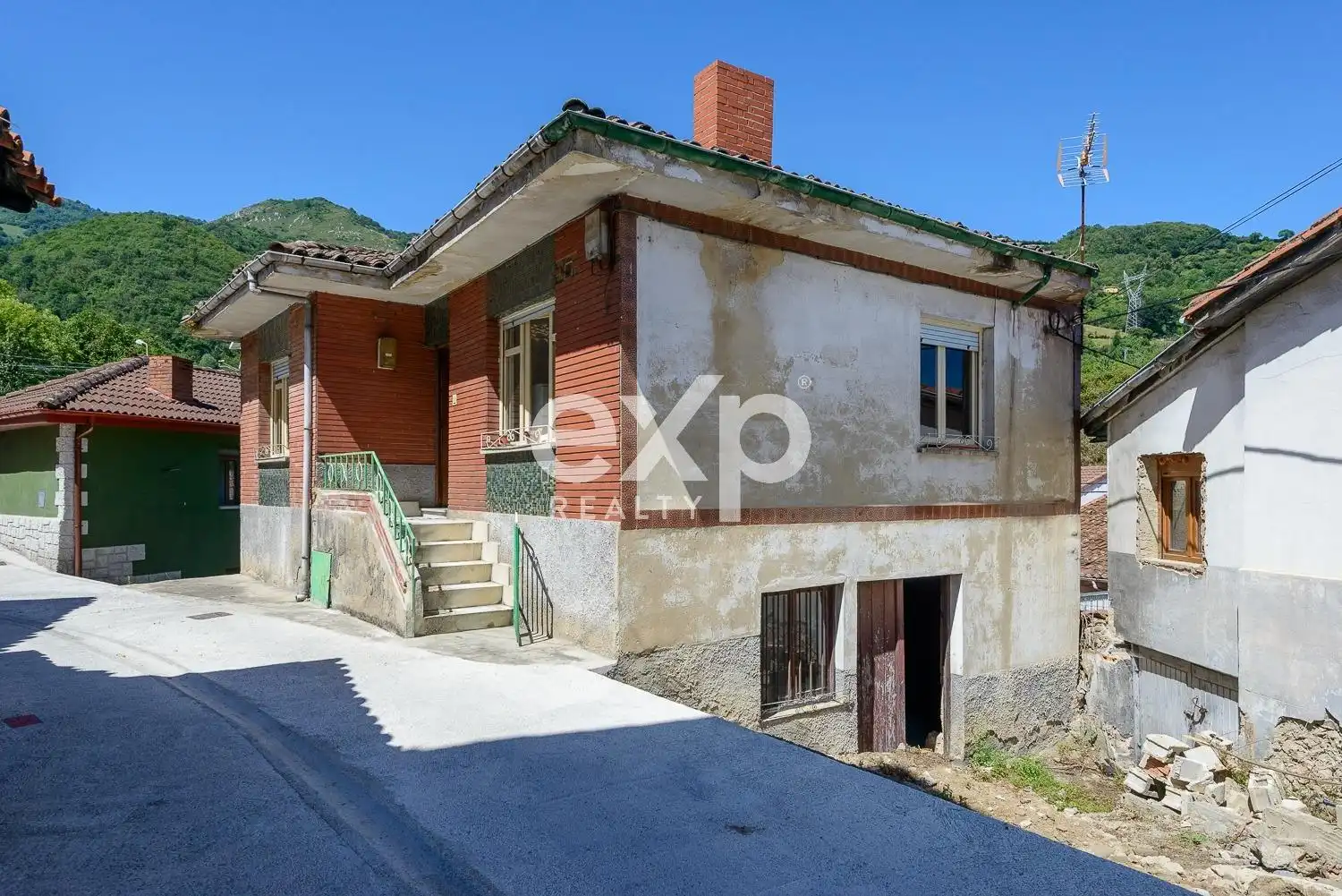 Vista exterior de Casa o xalet en venda en Lena amb Traster i Moblat