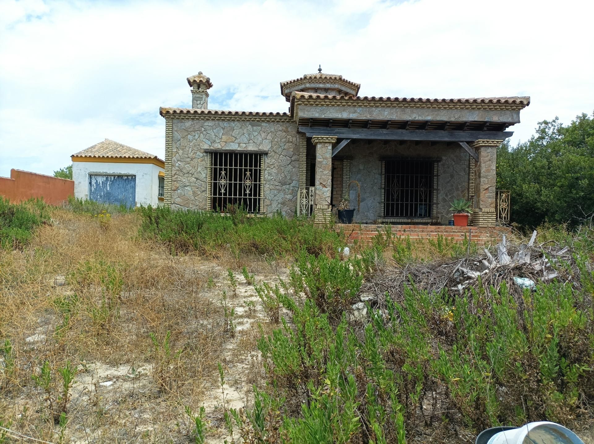Vista exterior de Casa o xalet en venda en Chiclana de la Frontera amb Jardí privat
