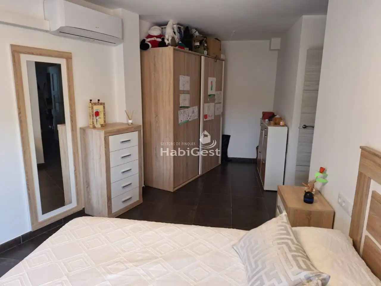 Schlafzimmer von Maisonette zum Verkauf in Sils mit Klimaanlage, Terrasse und Gemeinschaftspool