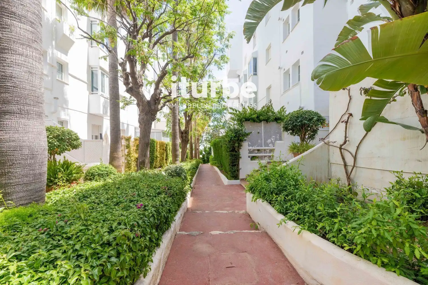 Außenansicht von Maisonette zum Verkauf in Marbella mit Klimaanlage, Terrasse und Abstellraum