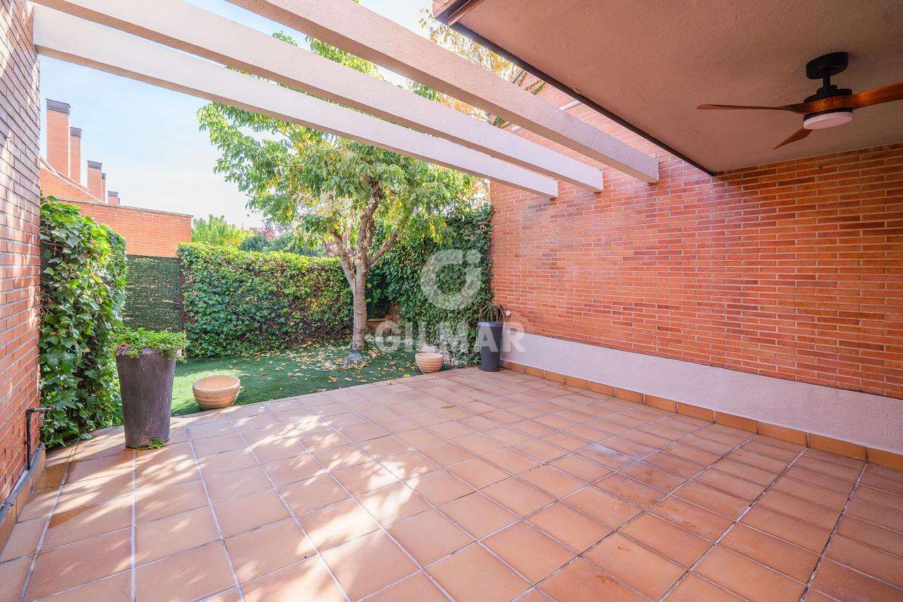Jardí de Casa adosada en venda en Pozuelo de Alarcón amb Calefacció, Jardí privat i Piscina