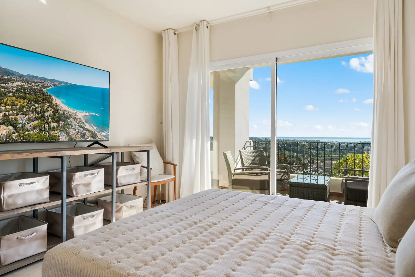 Schlafzimmer von Wohnungen zur Miete in Benahavís mit Klimaanlage, Terrasse und Schwimmbad