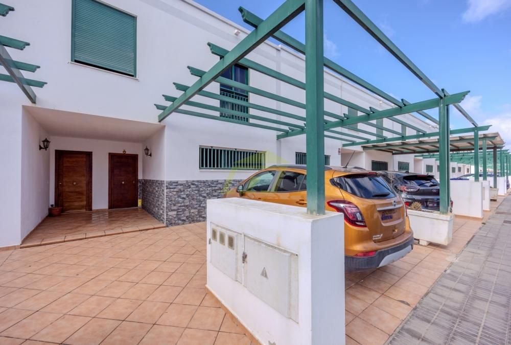 Vista exterior de Casa o xalet en venda en Yaiza amb Terrassa i Internet
