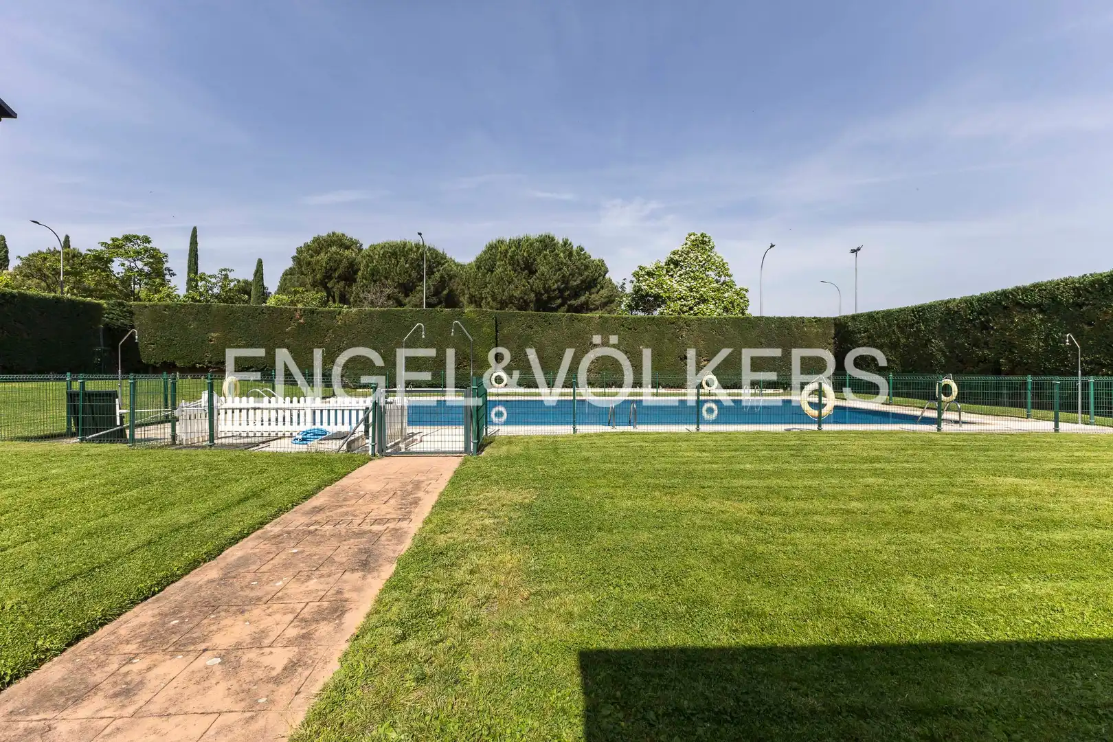 Swimming pool of Flat for rent in Madrid  with Air Conditioner, Heating and Private garden