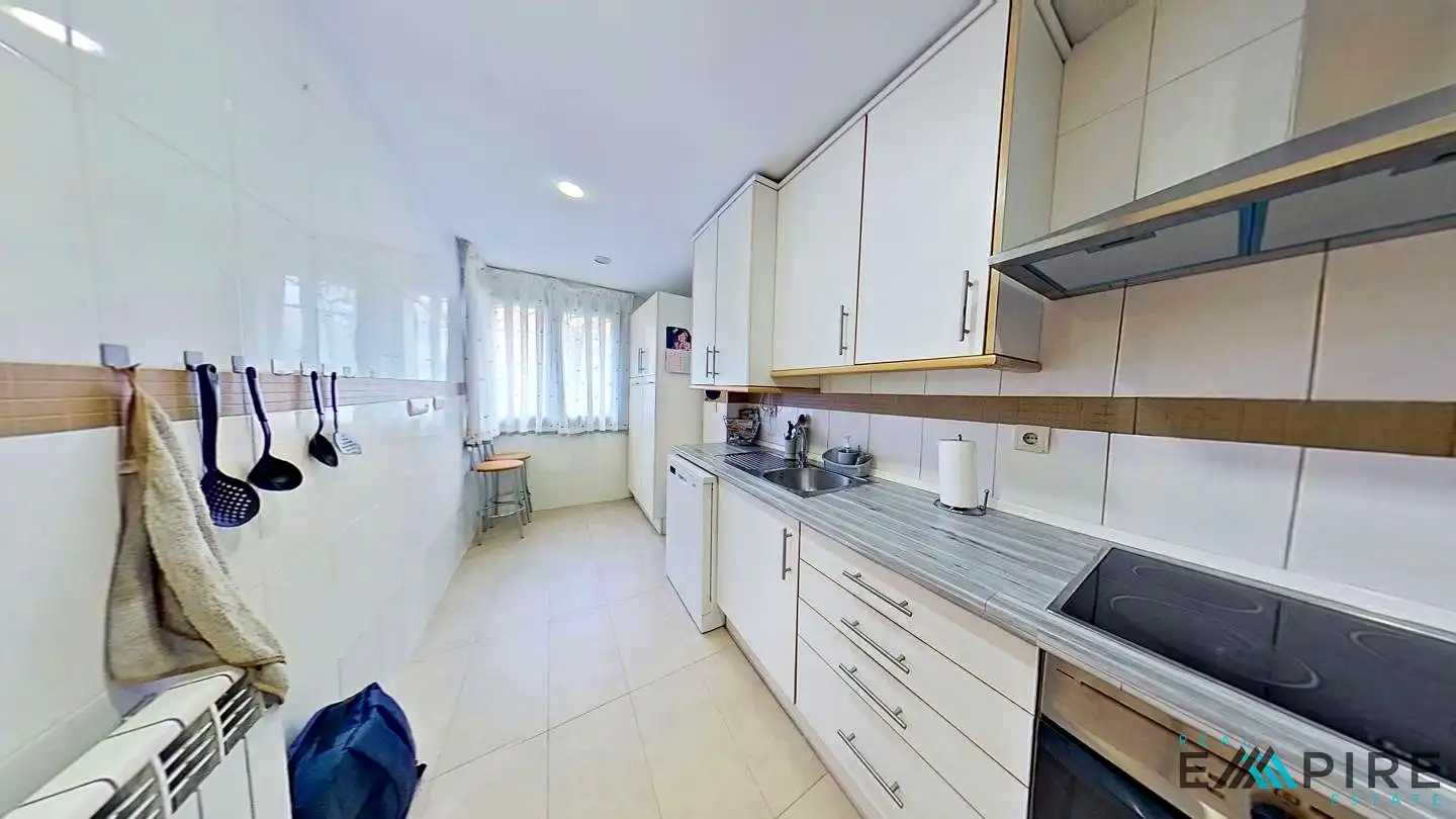Cuina de Casa adosada en venda en Parla amb Aire condicionat, Calefacció i Jardí privat