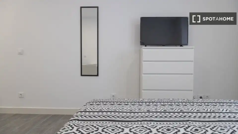Dormitori de Pis de lloguer en Madrid amb Aire condicionat, Calefacció i Moblat