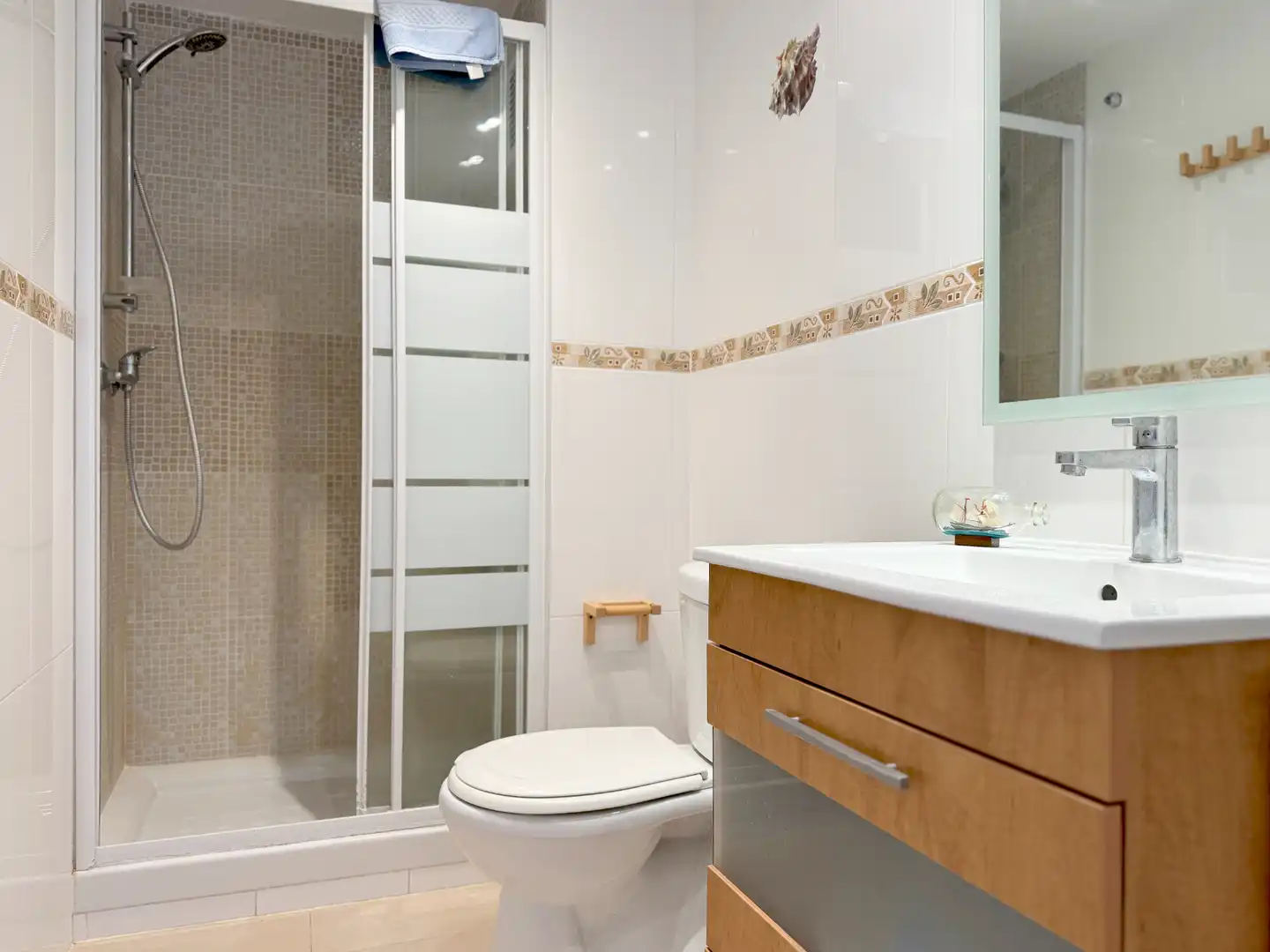 Badezimmer von Wohnungen zum Verkauf in L'Escala mit Klimaanlage, Parkett und Terrasse