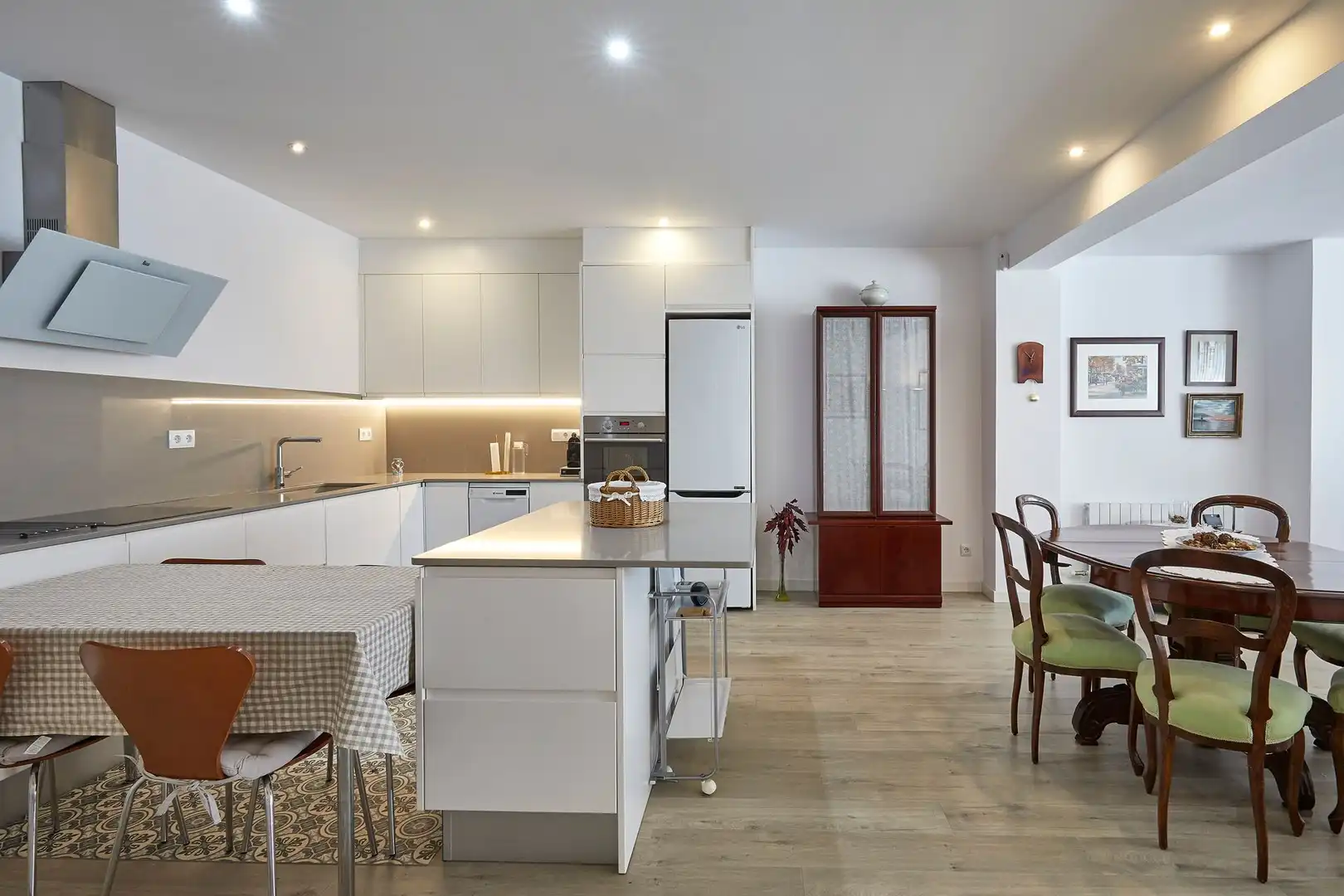 Küche von Wohnung zum Verkauf in Barcelona mit Klimaanlage, Parkett und Ofen