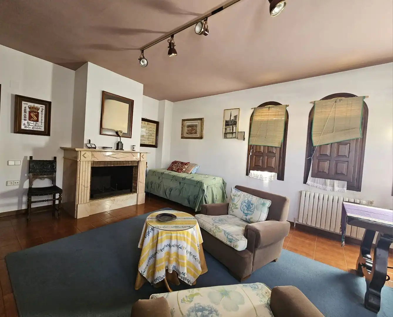 Sala d'estar de Casa o xalet en venda en Pueyo de Santa Cruz amb Terrassa, Traster i Piscina comunitària