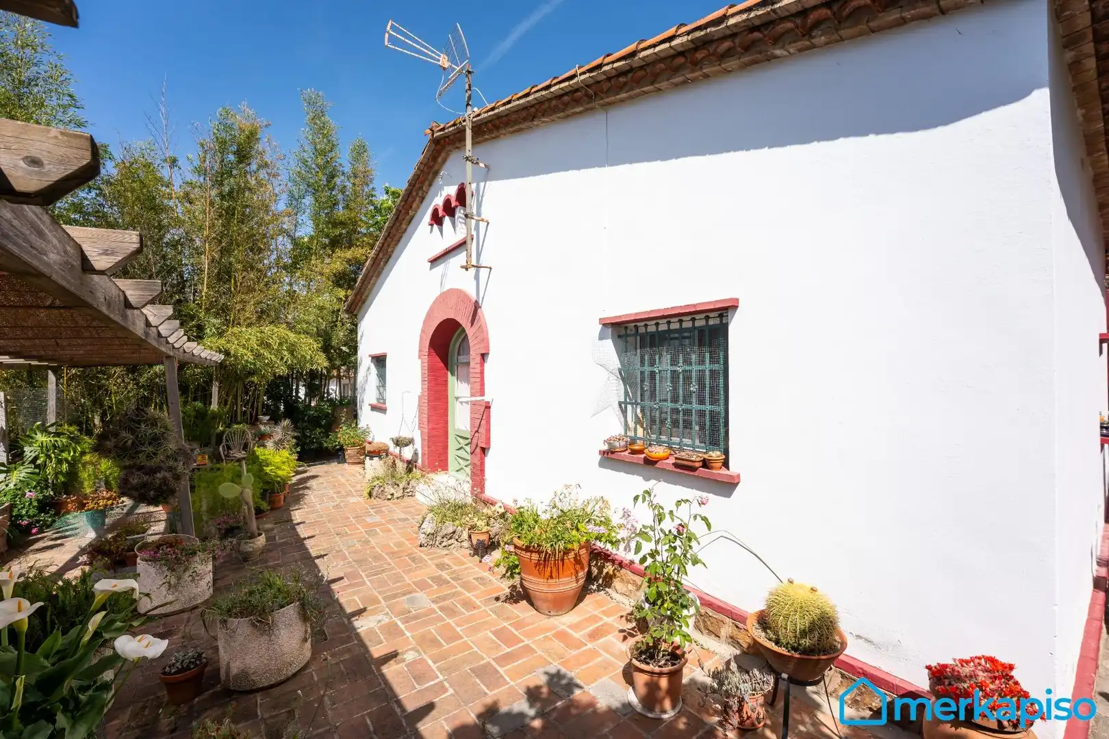Vista exterior de Finca rústica en venda en Torrelles de Llobregat amb Terrassa