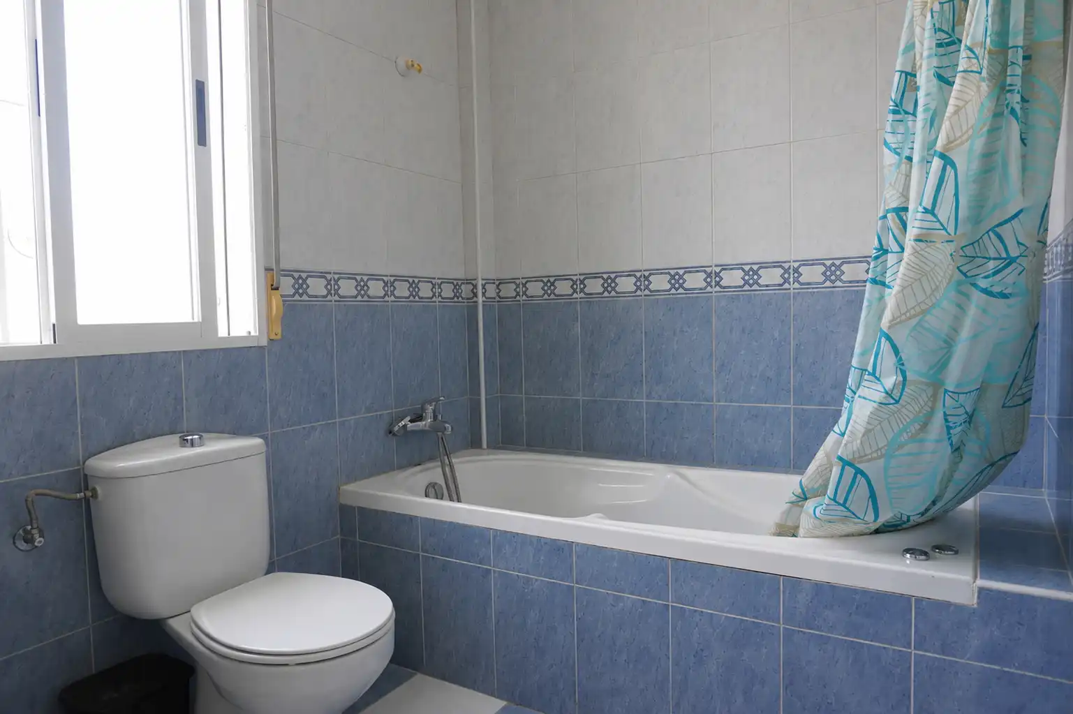 Baño de Casa adosada en venta en Vegas del Genil con Jardín privado, Terraza y Amueblado