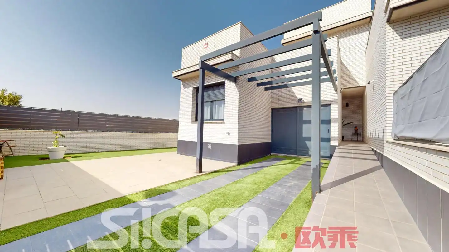 Vista exterior de Casa adosada en venda en Torrejón de la Calzada amb Jardí privat, Terrassa i Piscina