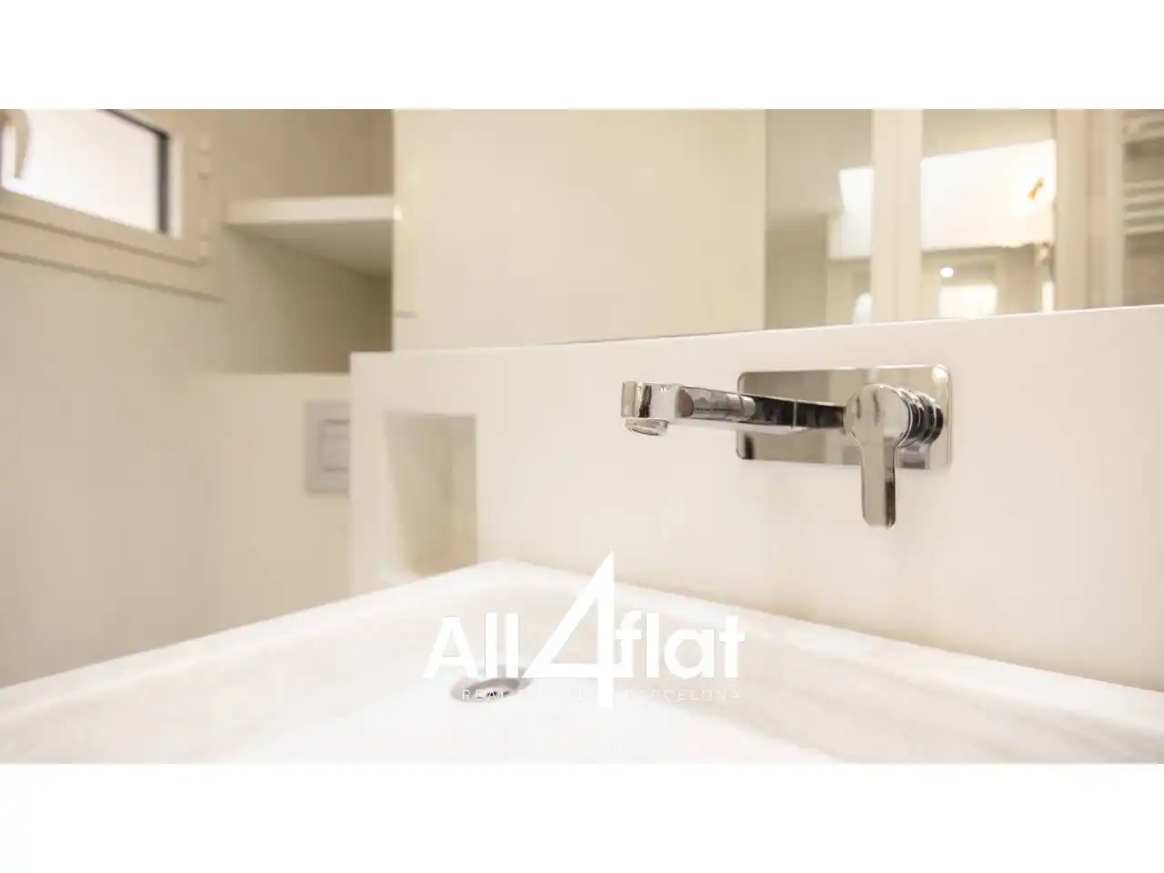 Bathroom of Flat for sale in Barcelona  with Air Conditioner, Parquet flooring and Terrace