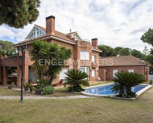 Vista exterior de Casa o xalet de lloguer en Castelldefels amb Aire condicionat, Calefacció i Jardí privat