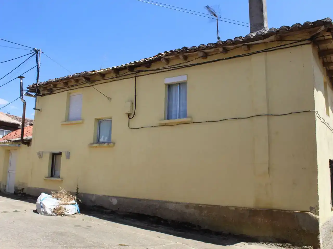 Vista exterior de Casa adosada en venda en Castrillo de Villavega amb Moblat