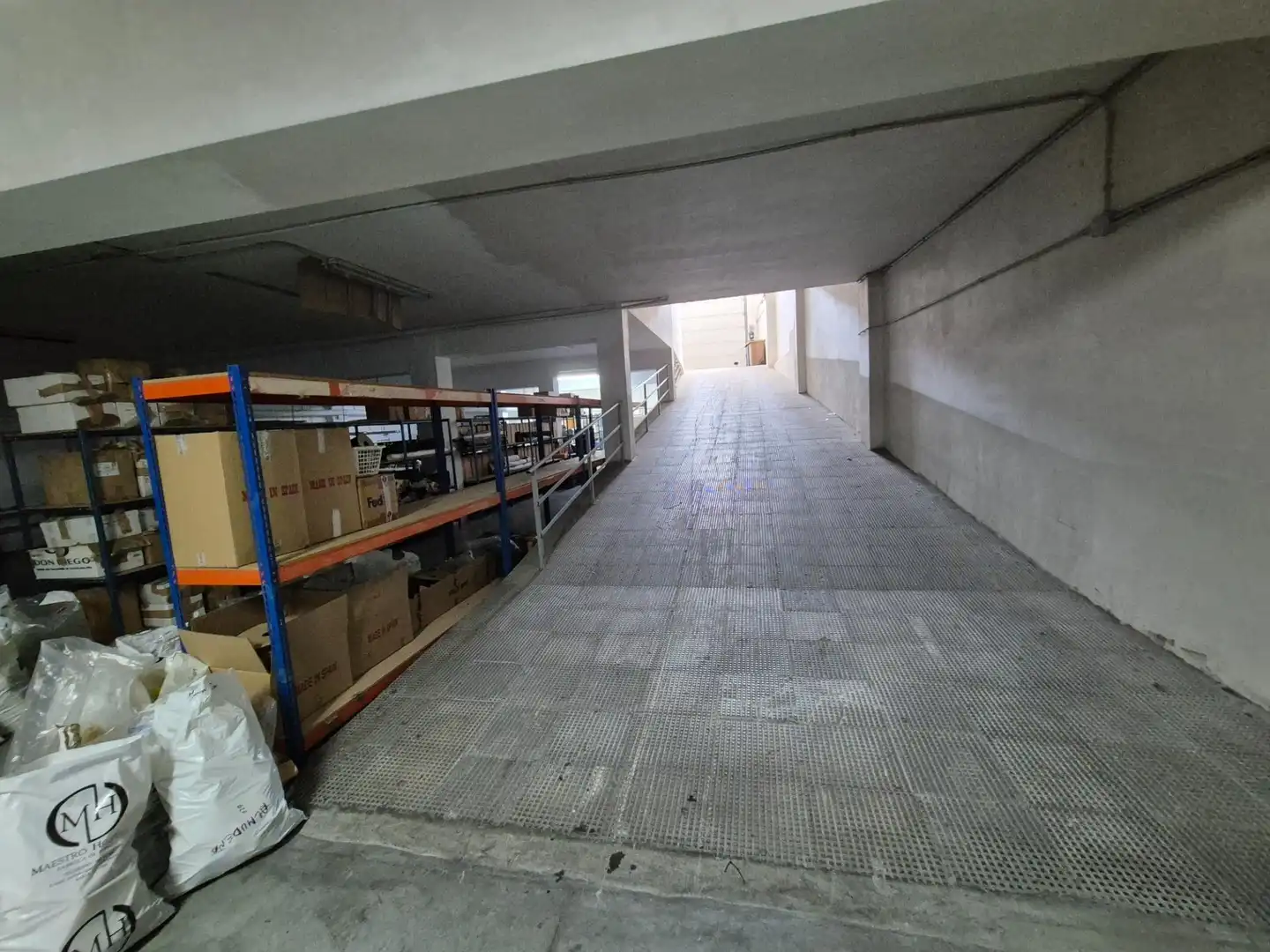 Parkplatz von Fabrikhallen zur Miete in Elda