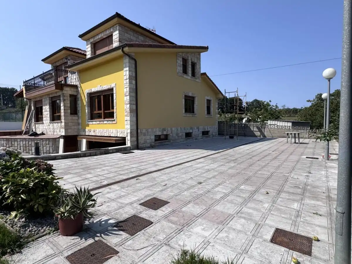 Vista exterior de Casa o xalet en venda en Siero amb Calefacció, Jardí privat i Terrassa