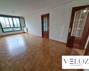 Living room of Flat for sale in Salamanca Capital  with Swimming Pool and Community pool