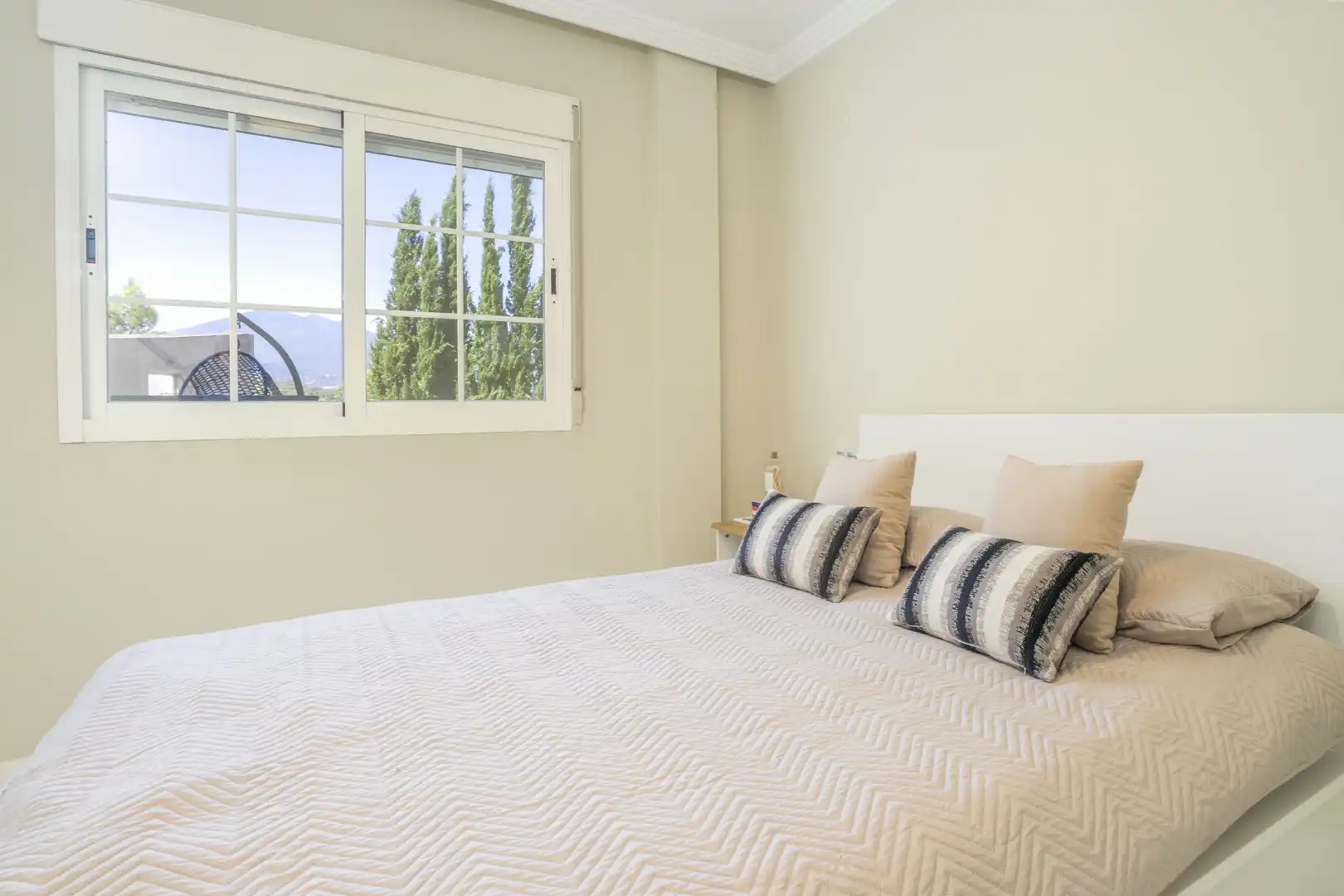Habitación de Planta baja en venta en Marbella con Aire acondicionado, Terraza y Piscina