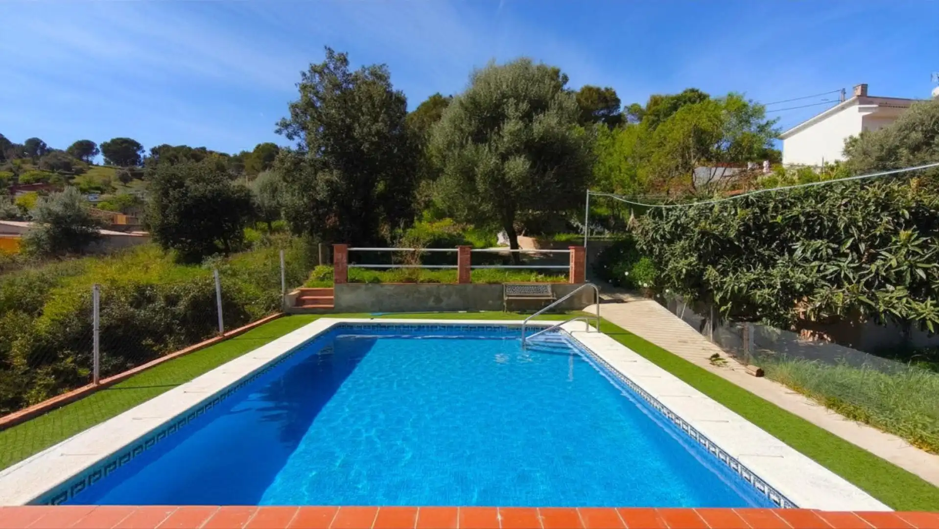 Piscina de Casa o xalet en venda en Olesa de Montserrat amb Aire condicionat, Terrassa i Piscina