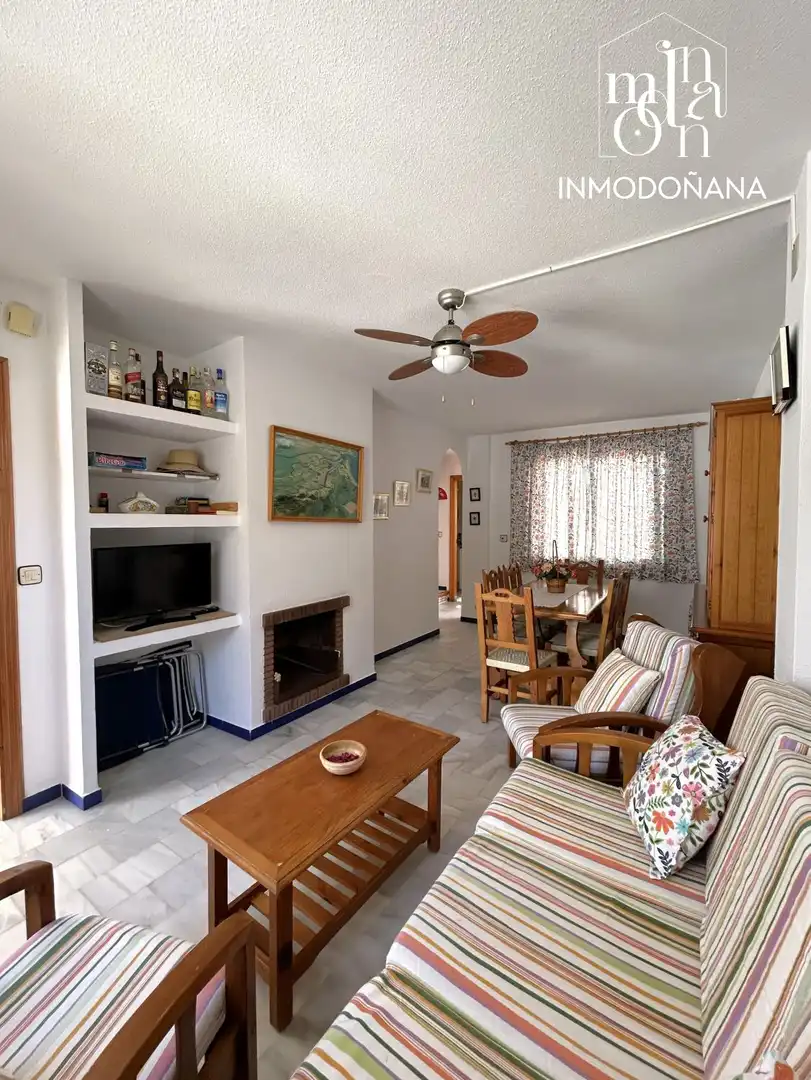 Sala de estar de Casa adosada en venta en Almonte con Terraza, Piscina y Amueblado