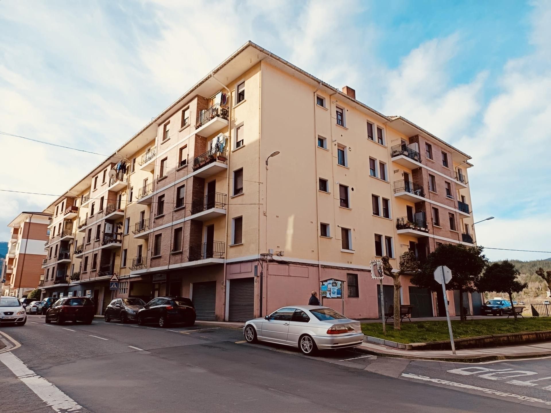 Vista exterior de Pis en venda en Zalla  amb Calefacció, Traster i Balcó