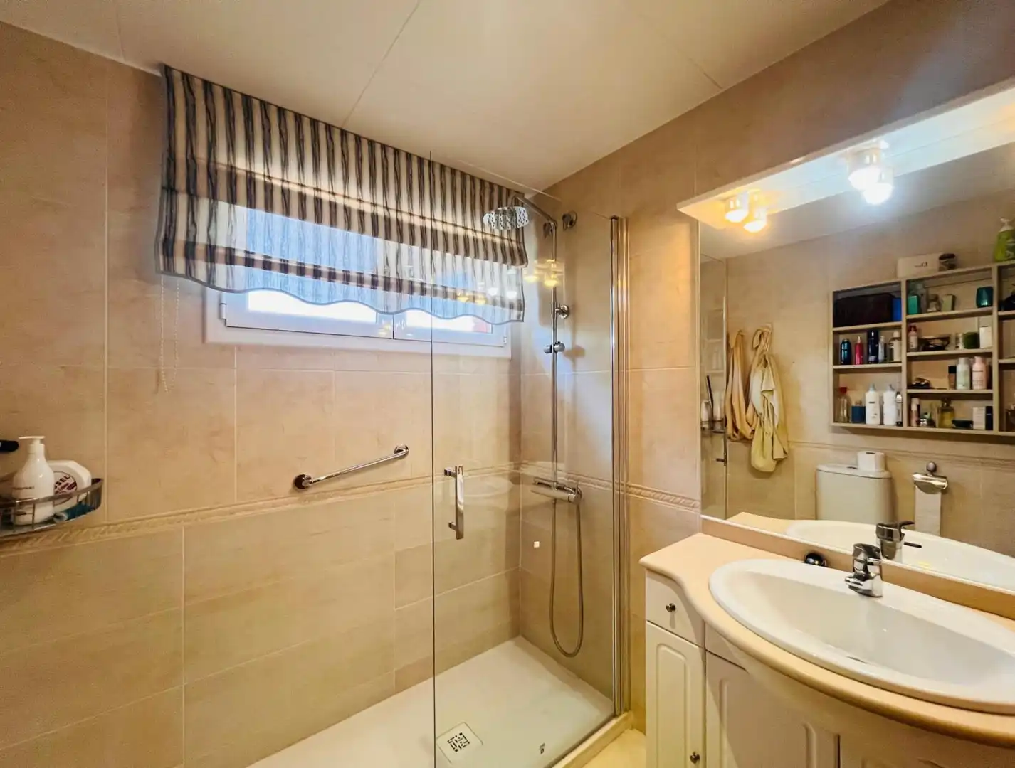 Badezimmer von Einfamilien-Reihenhaus zum Verkauf in Cubelles mit Heizung, Privatgarten und Schwimmbad