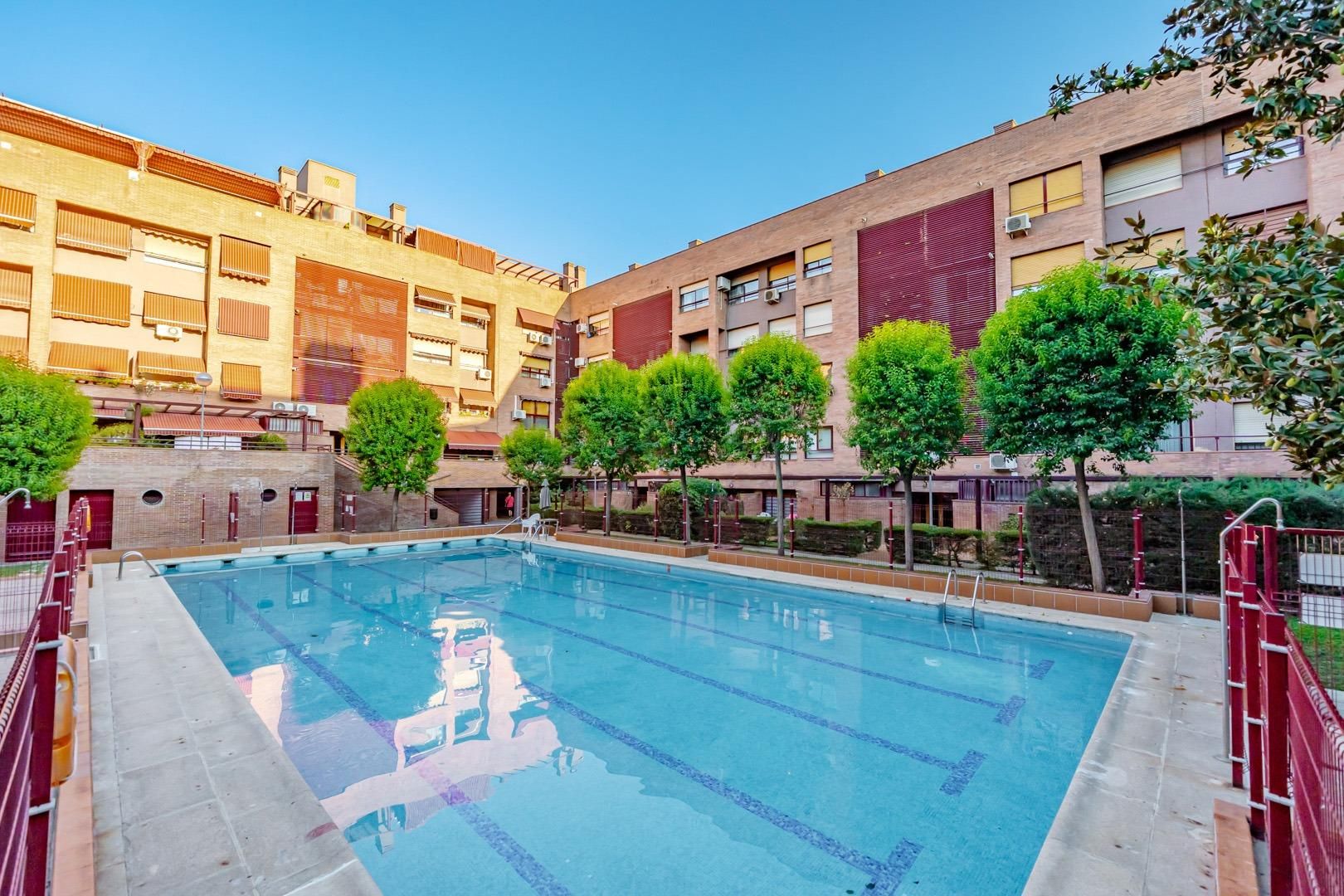 Piscina de Pis en venda en  Madrid Capital amb Aire condicionat, Calefacció i Jardí privat