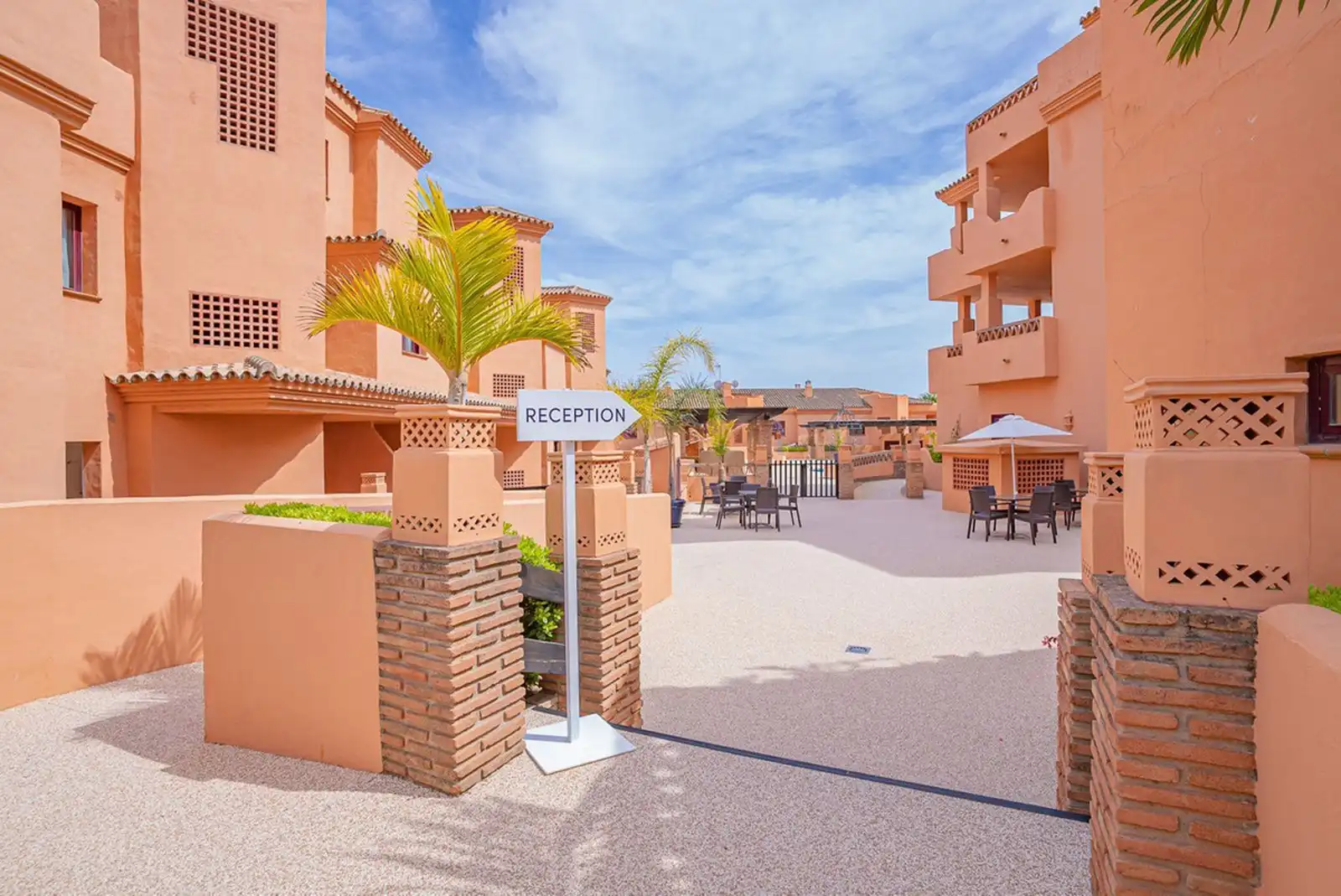 Vista exterior de Pis en venda en Estepona amb Aire condicionat, Terrassa i Piscina