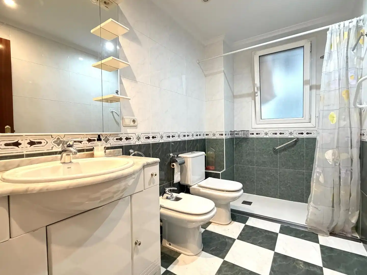 Baño de Piso en venta en Lasarte-Oria con Calefacción, Parquet y Terraza