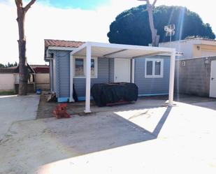 Vista exterior de Casa o xalet en venda en Chiclana de la Frontera amb Jardí privat, Traster i Piscina