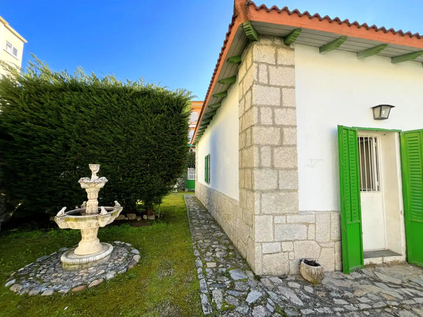 Vista exterior de Casa o xalet en venda en Guadarrama amb Calefacció, Jardí privat i Terrassa